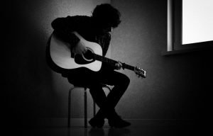 Read more about the article 8 best guitar chairs & stools for comfortable playing [2025 update]
